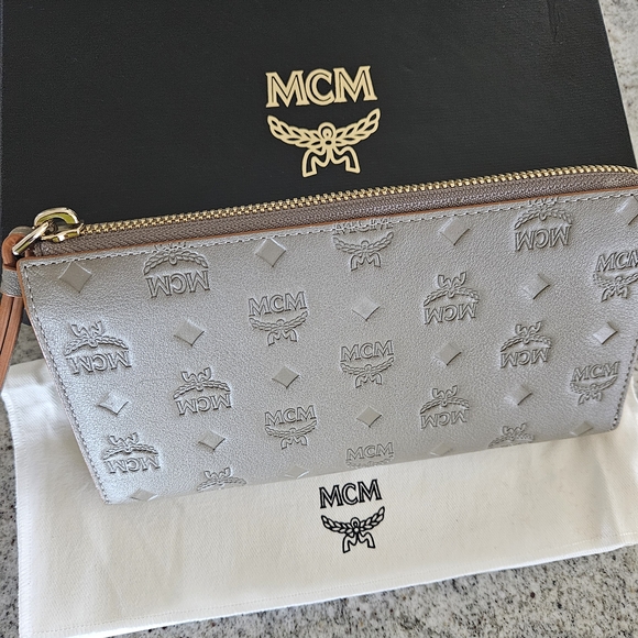 MCM Gray Embossed Leather Wristlet Clutch . New With Box & Dust Bag Inc. - Picture 3 of 8